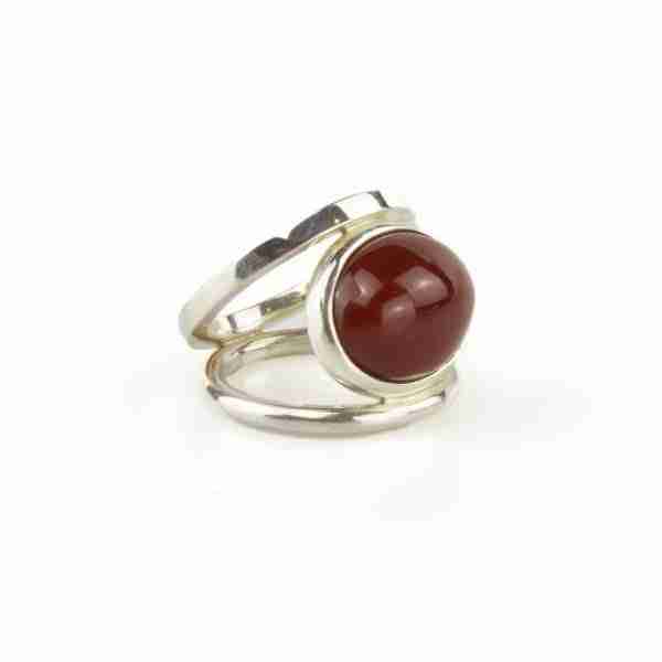Anillo de dos brazos con granate