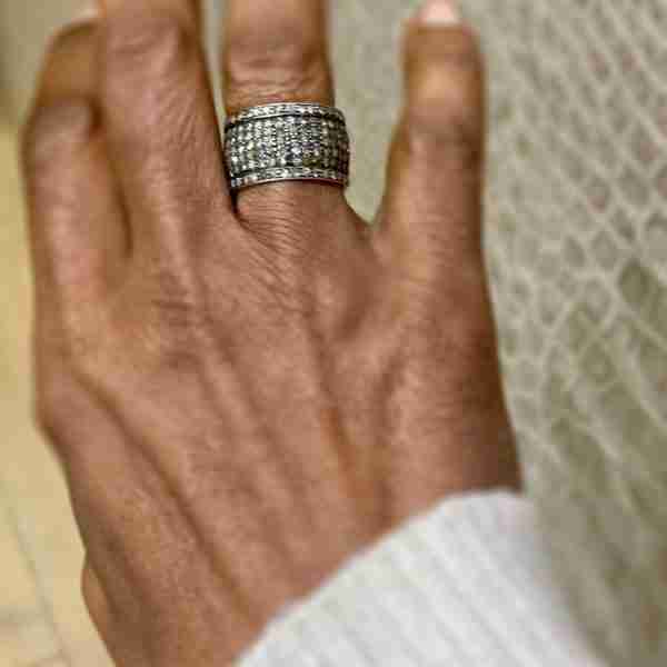 Anillo de plata oxidada con diamantes