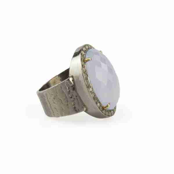 Anillo con calcedonia y diamantes