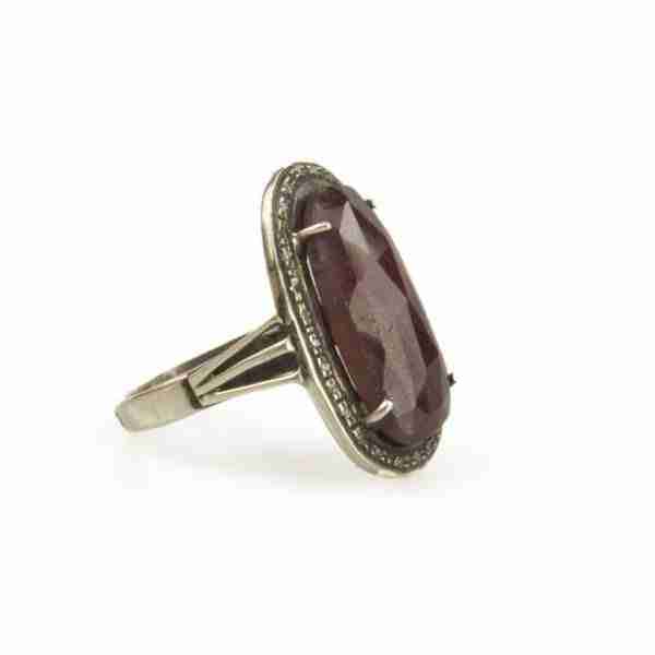 Anillo con rubí y diamantes