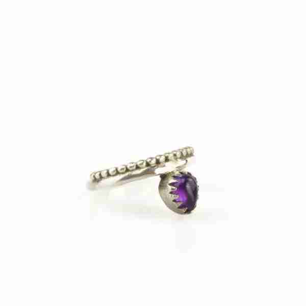 Anillo minimal con amatista
