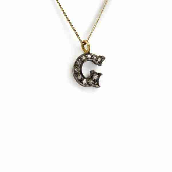 Colgante letra "G" con diamantes
