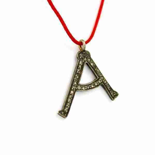 Colgante letra A de plata con diamantes