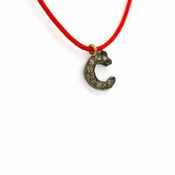 Colgante letra C con diamantes