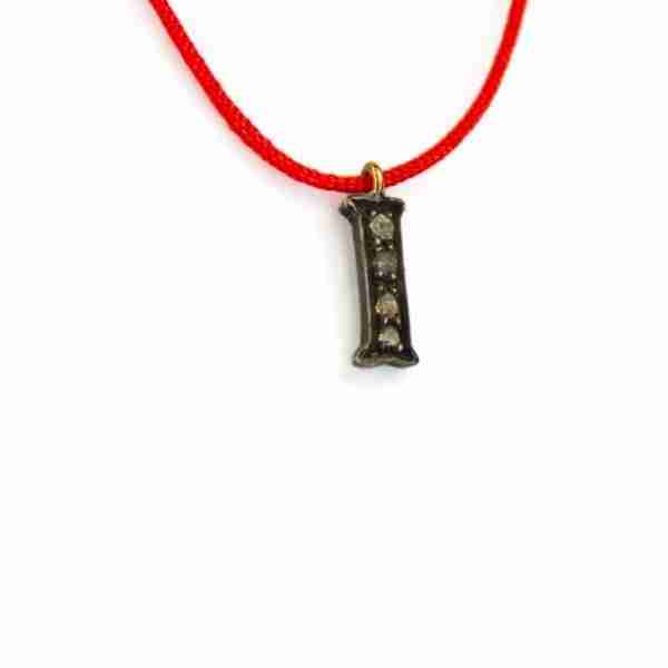 Colgante letra "i" con diamantes