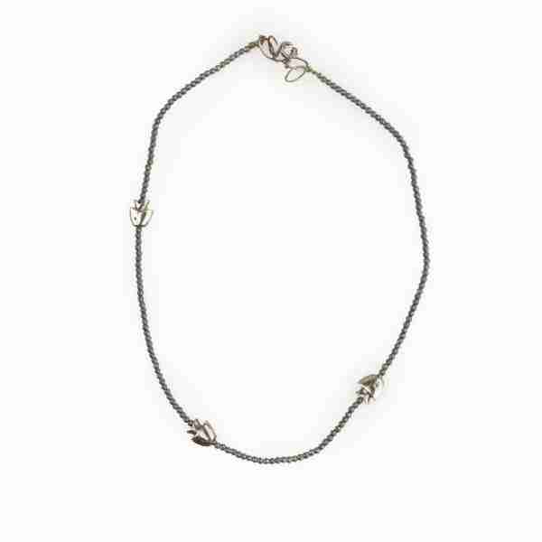 Collar de hematita con peces de plata