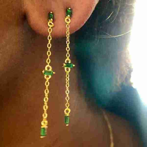 MECOLLECTION - Pendientes largos de plata chapados en oro de 18kt con circonitas verdes