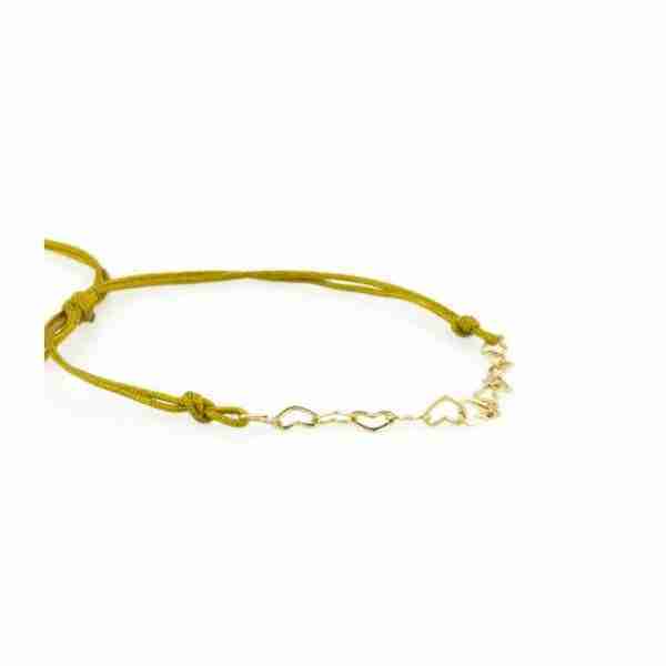 Pulsera dorada con corazones