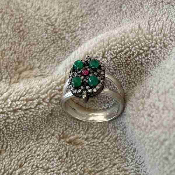 Anillo Esmeraldas y Rubí de Belkis' Collection: Joya Exquisita con 4 Esmeraldas y Rubí Central rodeado de Diamantes
