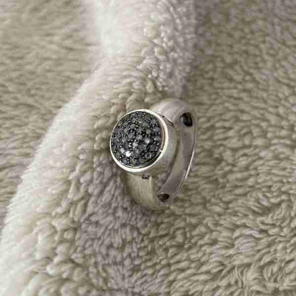 Belkis' Collection- Anillo con redonder de diamantes
