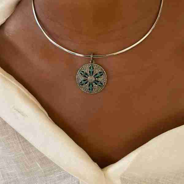 Choker de plata con colgante de esmeralda