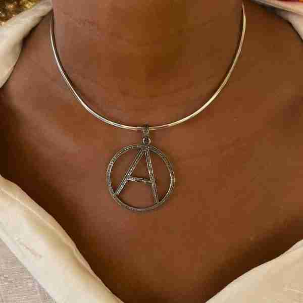 Ckoker de plata con letra en diamante