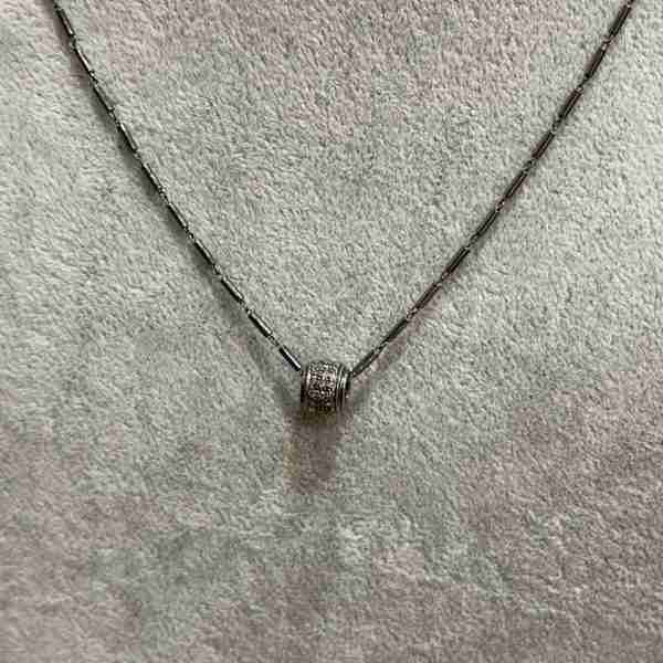 Colgante con cilindro de plata y diamantes