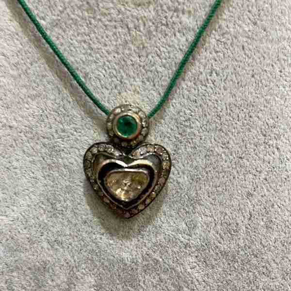 Colgante de plata con esmeralda facetada y diamante bruto