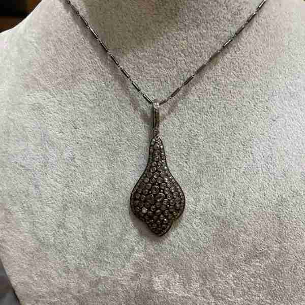 Colgante con lágrima de plata y diamantes brutos