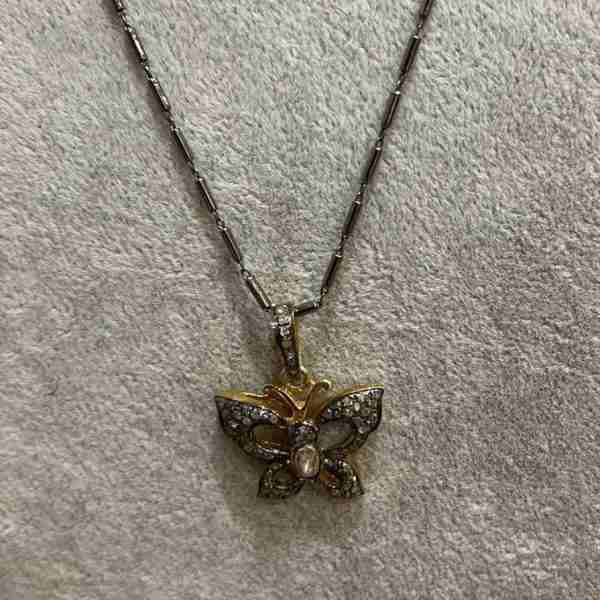 Colgante Mariposa de plata con diamantes brutos