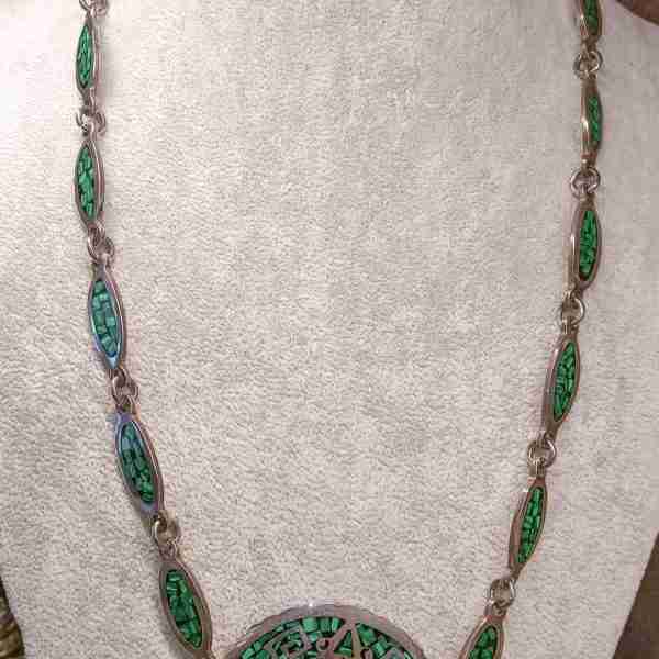 Collar de plata con malaquita incrustada