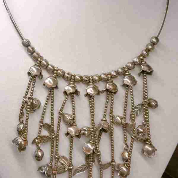 Collar de plata con flores colgantes