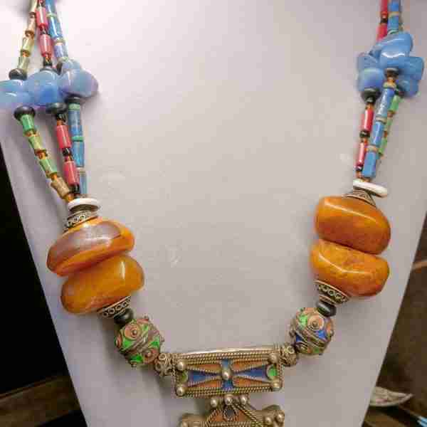 Collar berebere de plata esmaltada con ámbar y cuarzos