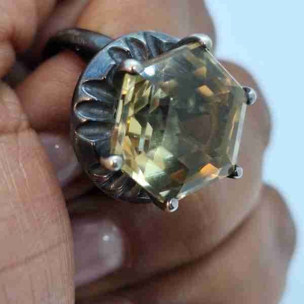 Anillo con topacio montado en plata oxidada 
