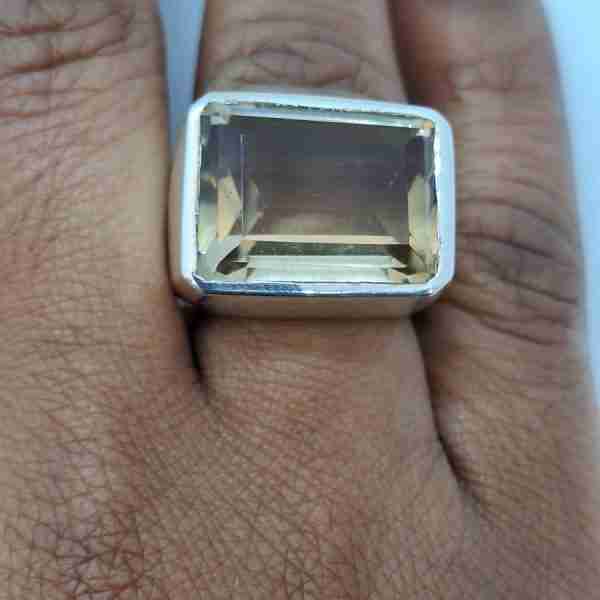 Anillo con topacio montado en plata