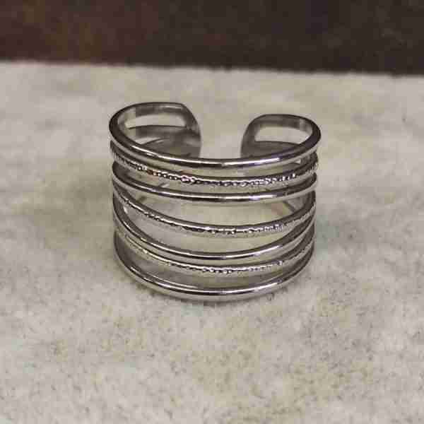 Anillo de diseño geométrico chapado en plata