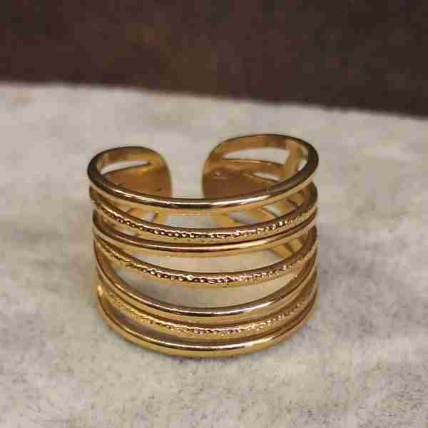 Anillo de diseño geométrico chapado en oro
